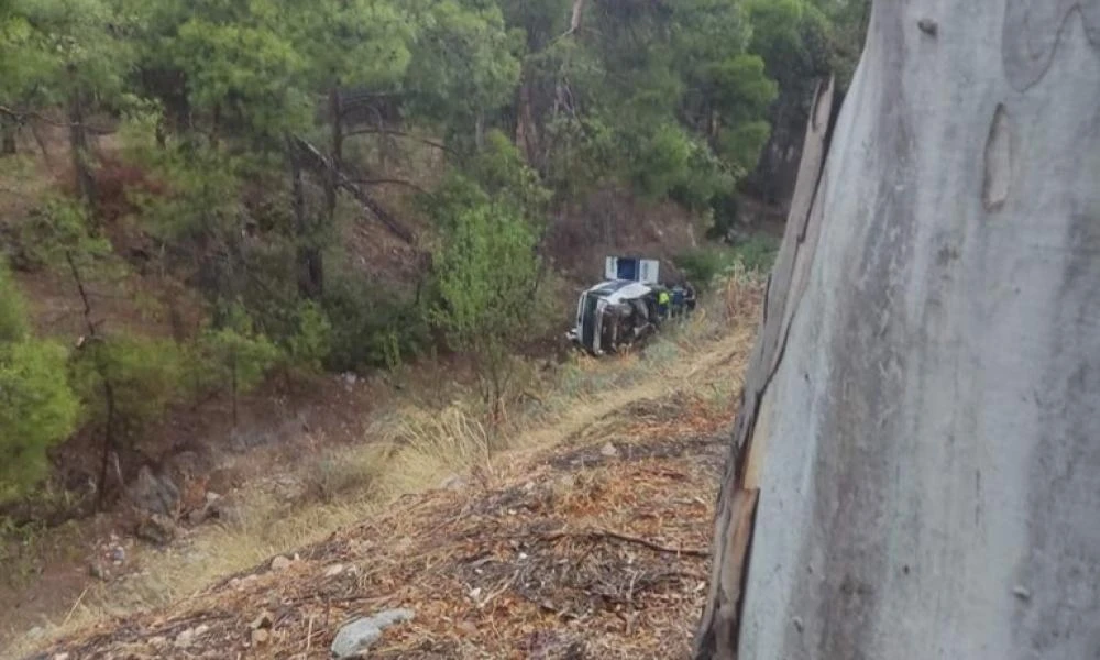 Ασθενοφόρο με 4 άτομα τούμπαρε σε χαράδρα στην Καισαριανή